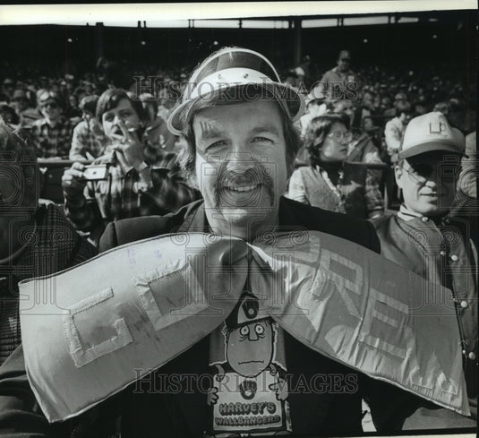 1982 Press Photo Tavern owner and Milwaukee Brewers fan John Janz - mjt11388- Historic Images