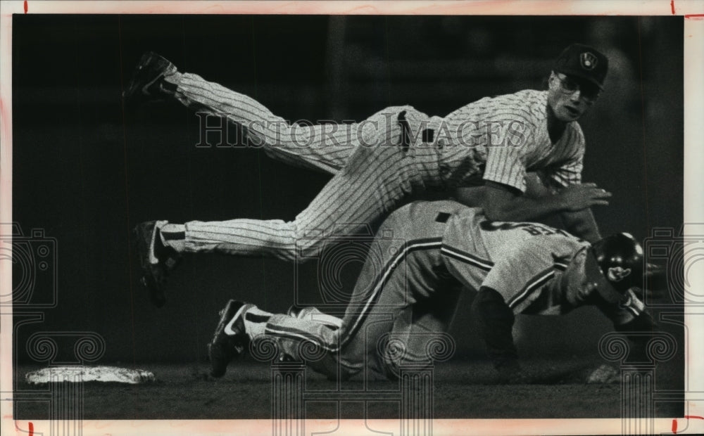 1990 Press Photo Second Baseman Jim Gantner avoids Cleveland Runner - mjt11436- Historic Images