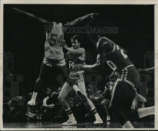 1975 Press Photo Jerome Whitehead, Miami's Mike Kearney, others, Milwaukee..- Historic Images