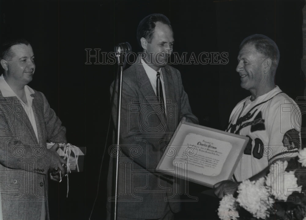 1955 Press Photo Sportsmanship scroll awarded to Braves&#39; manager Charlie Grimm- Historic Images