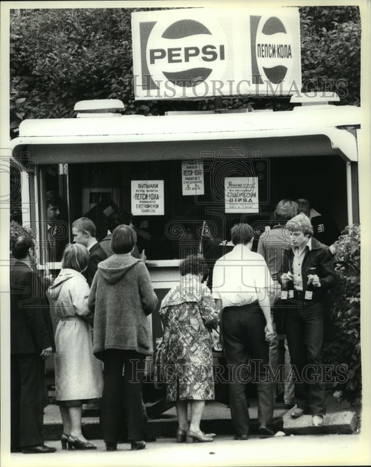 1980 Press Photo Patrons line up for soft drinks, Olympic summer games Moscow- Historic Images