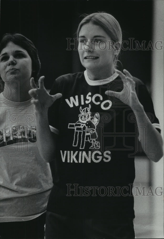 1977 Press Photo Wisconsin Lutheran player, Sue Otto waited for a pass- Historic Images