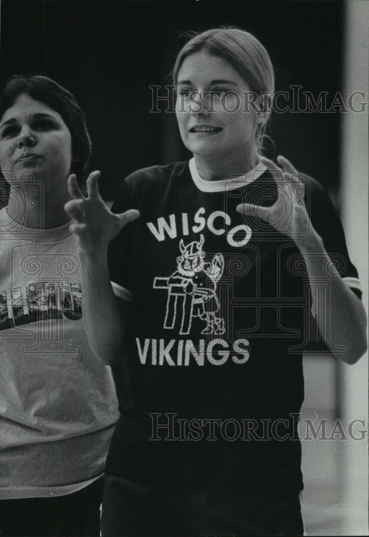1977 Press Photo Wisconsin Lutheran player, Sue Otto waited for a pass- Historic Images