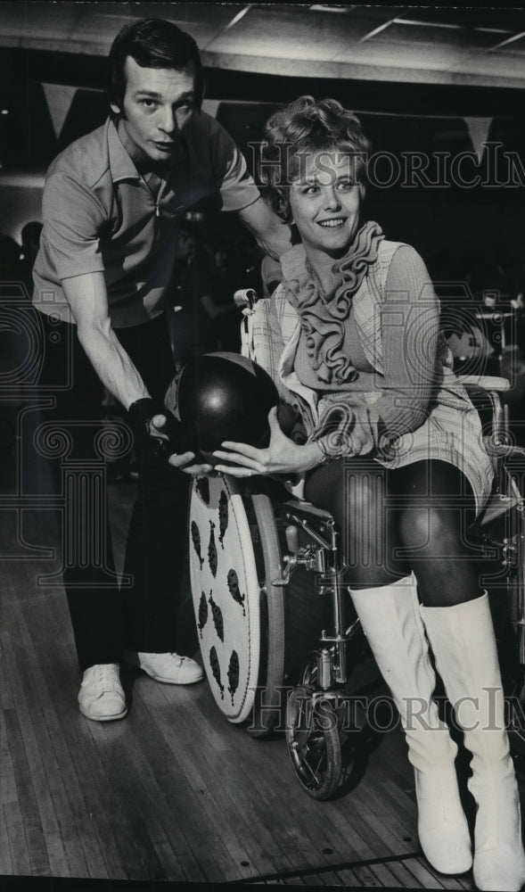 1973 Press Photo George Pappas assists Linda Light at the bowling tournament.- Historic Images