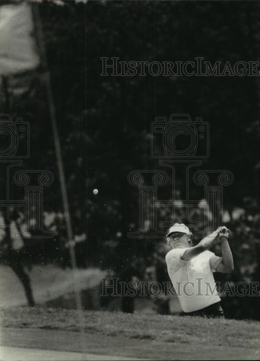 1981 Press Photo Bucks' Coach Don Nelson sliced a shot into a Tuckaway trap.- Historic Images