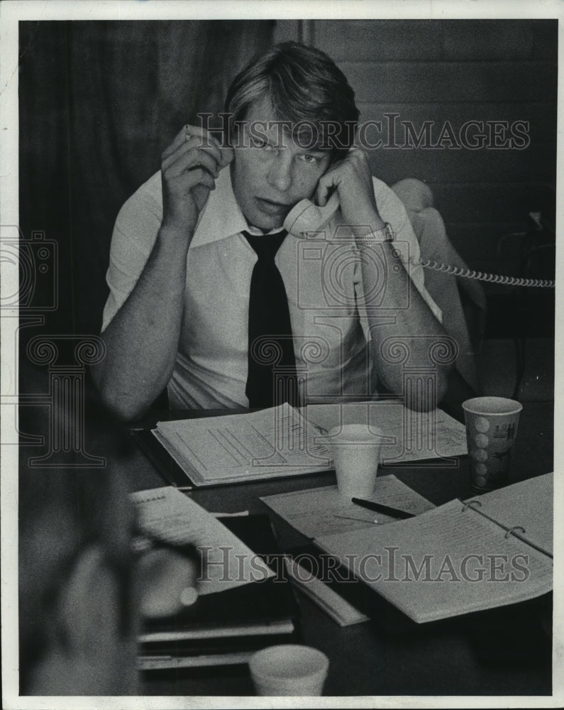 1976 Press Photo Milwaukee Bucks&#39; Don Nelson spent the day on the phone.- Historic Images