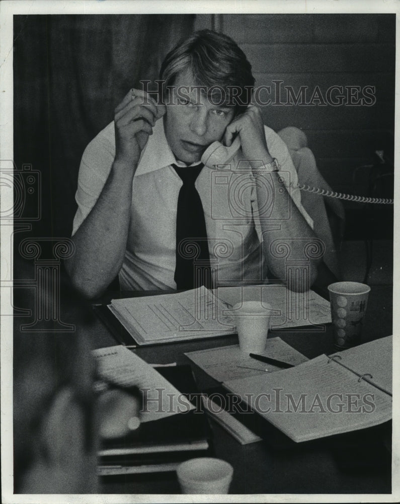 1976 Press Photo Milwaukee Bucks' Don Nelson spent the day on the phone.- Historic Images