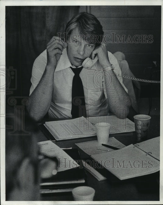1976 Press Photo Milwaukee Bucks' Don Nelson spent the day on the phone.- Historic Images