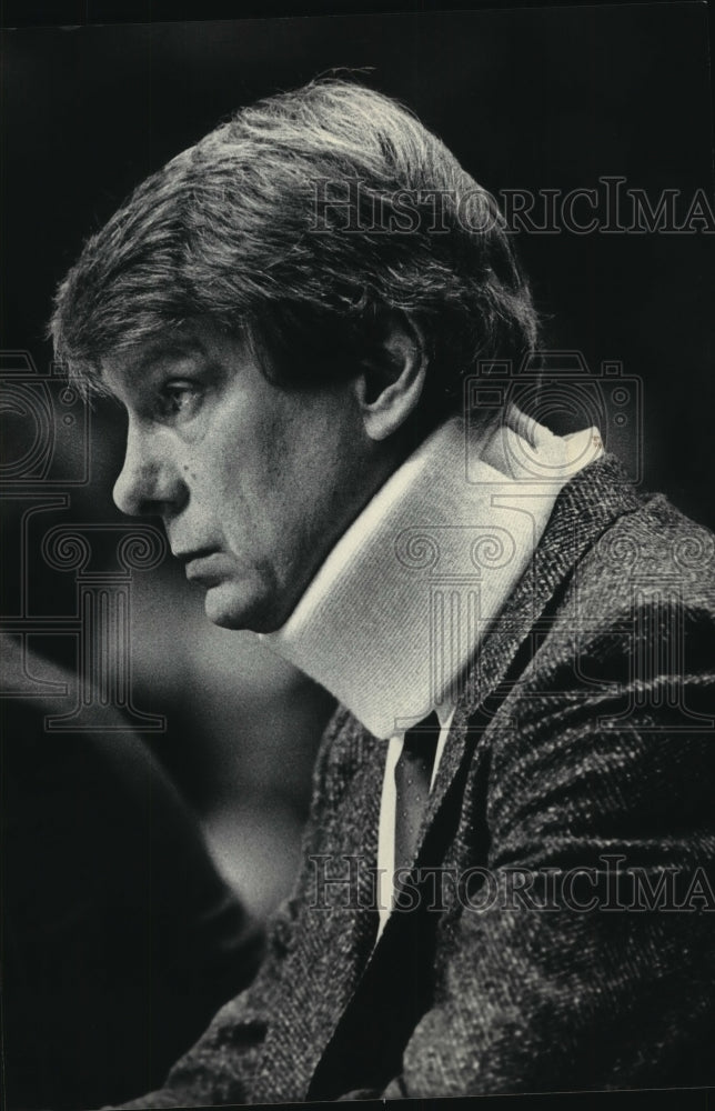 1984 Press Photo Bucks coach Don Nelson in neck brace watches his team win game.- Historic Images