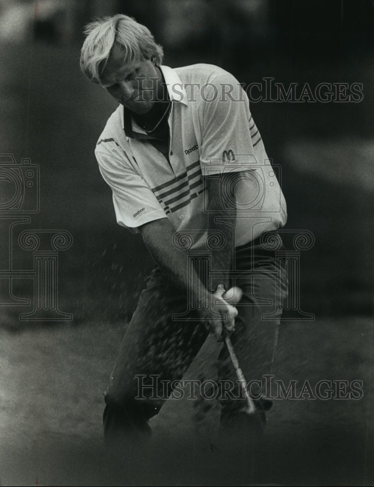 1989 Press Photo Greg Norman blasts out of sand at Greater Milwaukee Open.- Historic Images