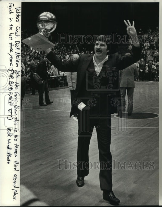 1984 Press Photo Coach Dick Nelson team from Valders, Wis. takes second, Class B- Historic Images