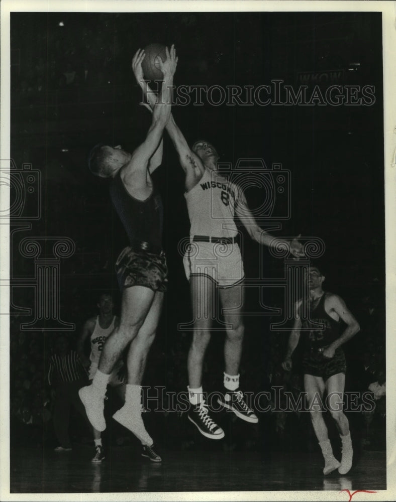 1981 Press Photo Wisconsin basketball player Ab Nicholas leaps high for ball- Historic Images