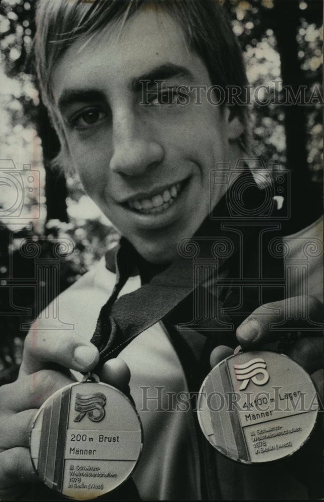 1978 Press Photo Nick Nevid, world swim champion displayed his gold medals.- Historic Images