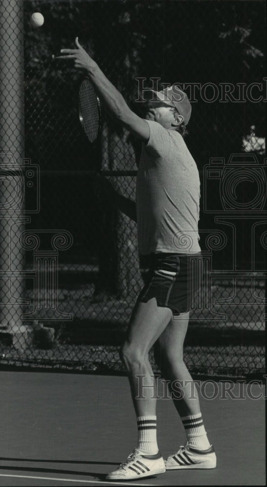 1985 Press Photo Milwaukee Bucks Coach Don Nelson, plays tennis every morning.- Historic Images