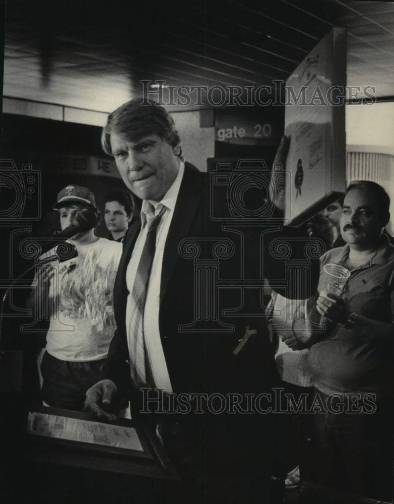 1986 Press Photo Bucks basketball coach Don Nelson at &quot;Nellie Day&quot; proclamation- Historic Images