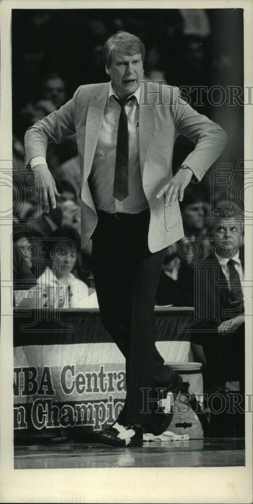 1986 Press Photo Bucks basketball coach Don Nelson mirrors play - mjt11671- Historic Images