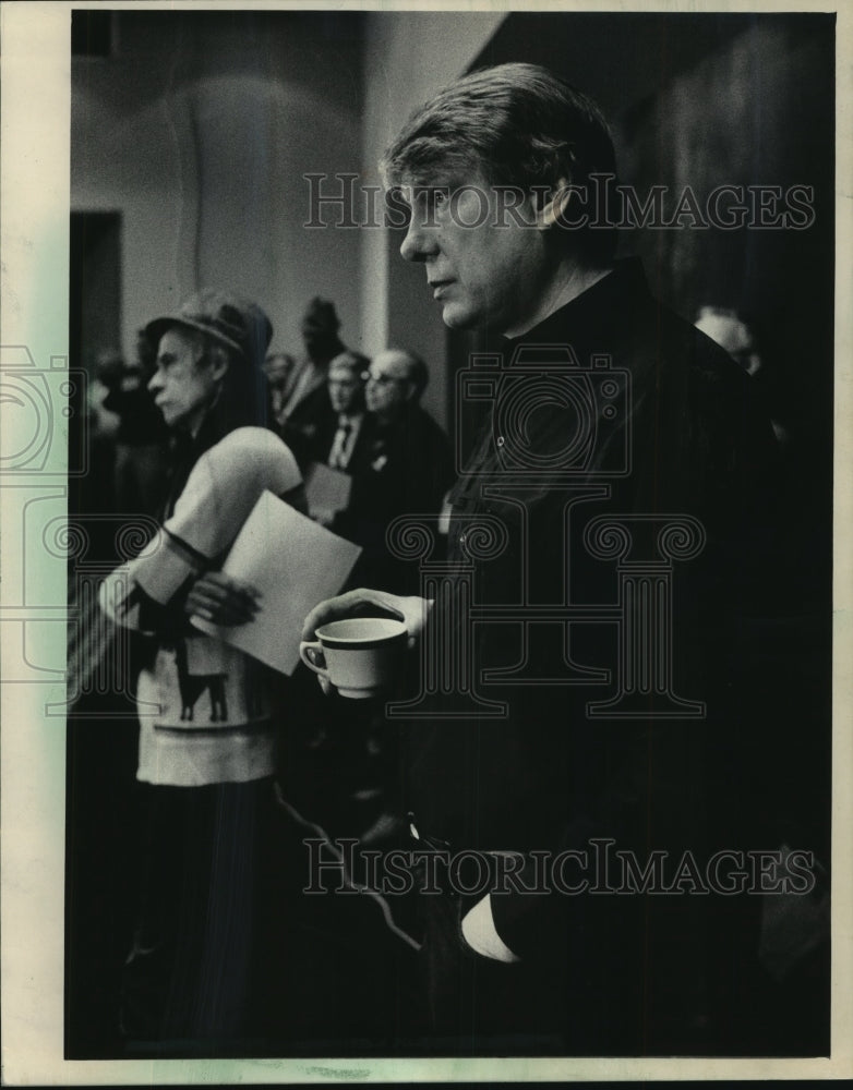 1985 Press Photo Milwaukee Bucks basketball&#39;s Don Nelson listens to announcement- Historic Images