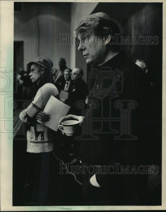 1985 Press Photo Milwaukee Bucks basketball's Don Nelson listens to announcement- Historic Images