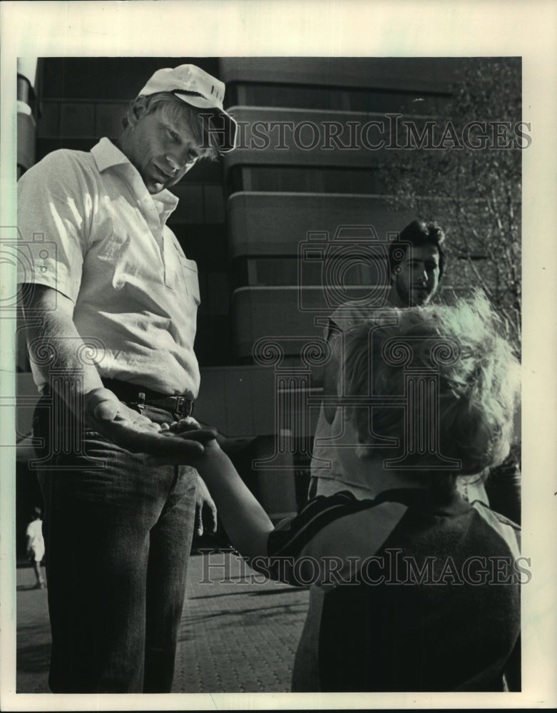 1986 Press Photo Milwaukee Bucks Coach Don Nelson Greet Boy in Appleton- Historic Images