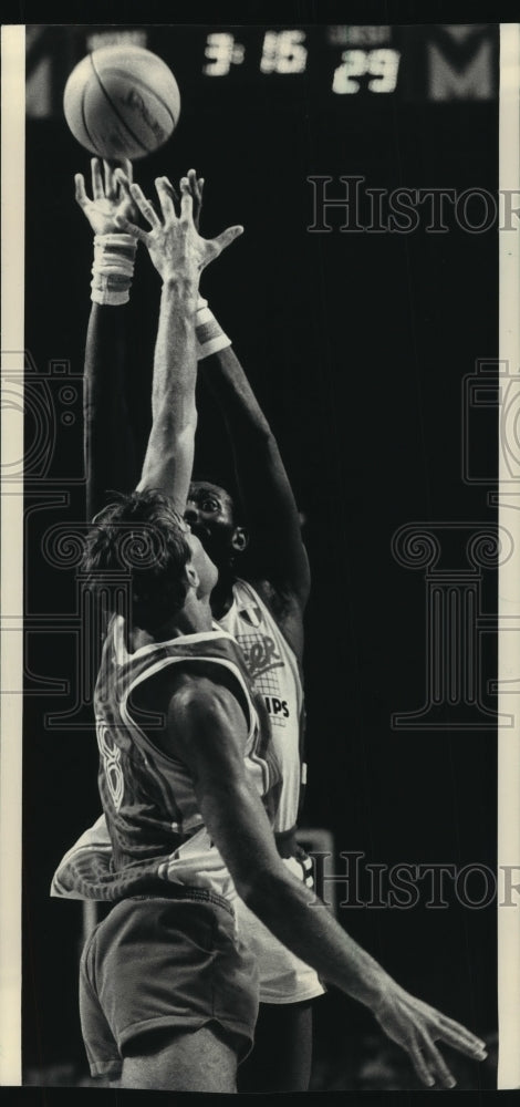 1987 Press Photo McDonald's Open, Milwaukee Bucks Bob McAdoo vs Sergei Grishaev- Historic Images