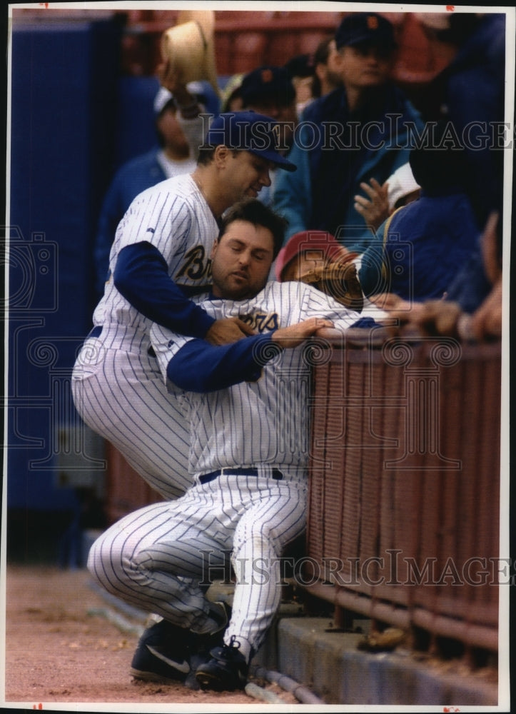 1993 Press Photo Milwaukee Brewers baseball players hit a fence during game- Historic Images