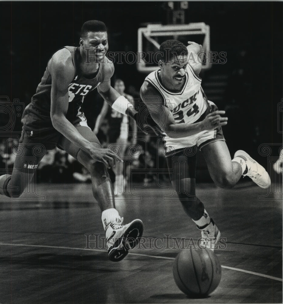 1990 Press Photo New Jersey's Dennis Hopson and Milwaukee's Jay Humphries- Historic Images