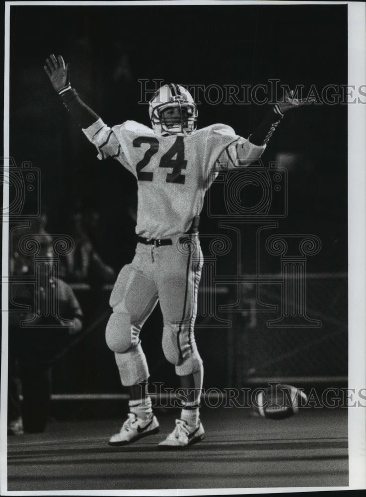 1989 Press Photo Memorial&#39;s Doug Inda Celebrates Touchdown - mjt11729- Historic Images