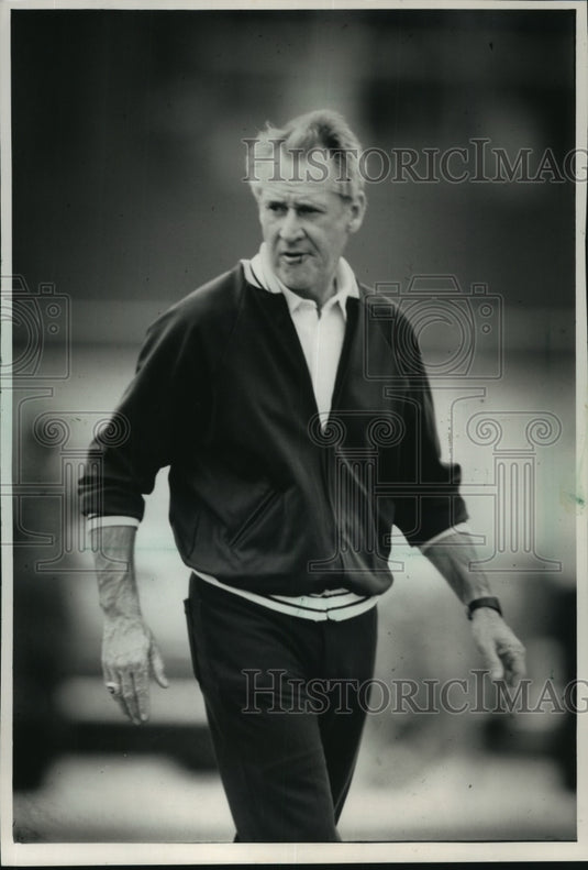 1988 Press Photo Lindy Infante runs the show for Green Bay Packers team- Historic Images
