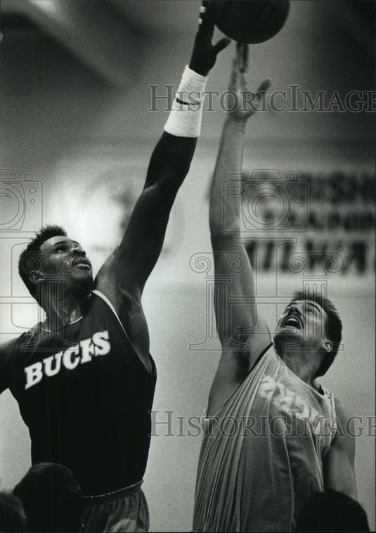 1990 Press Photo Brian Rahilly & Tito Horford go for ball during Buck training- Historic Images