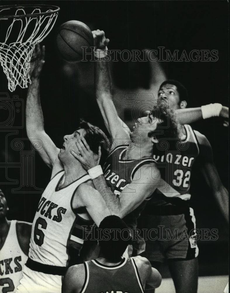 1981 Press Photo Buck Pat Cummings battles Portland&#39;s Tom Owens &amp; Mike Harper- Historic Images