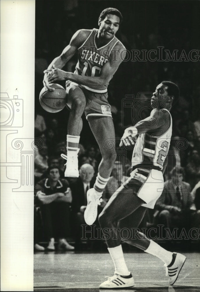 1980 Press Photo 76er Maurice Cheeks tries to drive against Buck Quinn Buckner- Historic Images