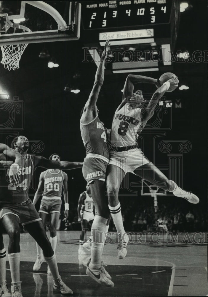 1981 Press Photo Buck Marques Johnson fails to score over Houston&#39;s Elvin Hayes- Historic Images