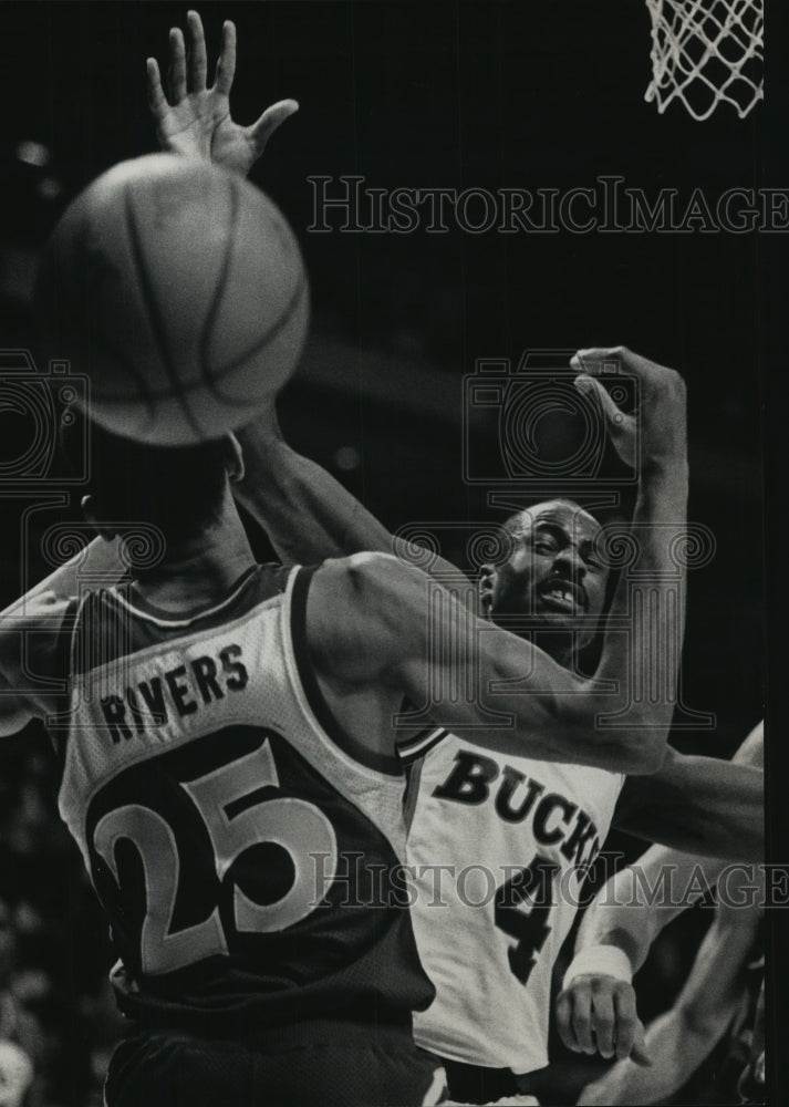 1989 Press Photo Bucks basketball&#39;s Sidney Moncrief vs. Doc Rivers at playoffs- Historic Images