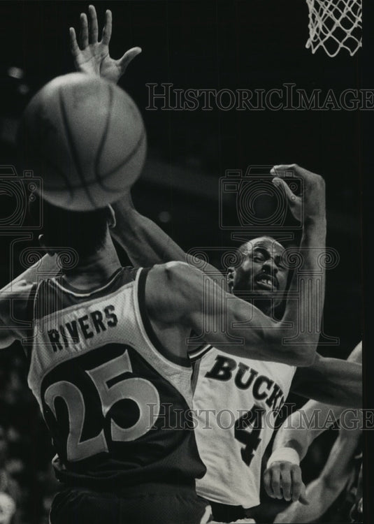 1989 Press Photo Bucks basketball's Sidney Moncrief vs. Doc Rivers at playoffs- Historic Images
