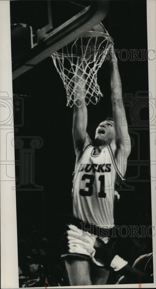 1989 Press Photo Milwaukee Buck Fred Roberts slams ball home against Atlanta- Historic Images