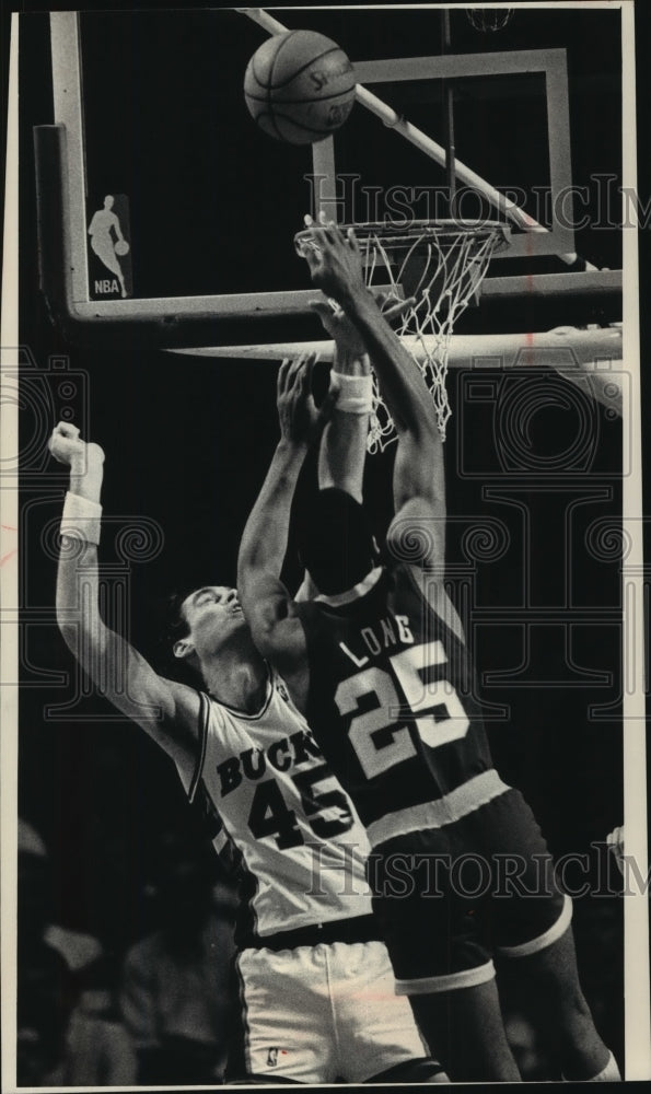 1989 Press Photo The Bucks and Pistons go head to head at playoffs - mjt11773- Historic Images