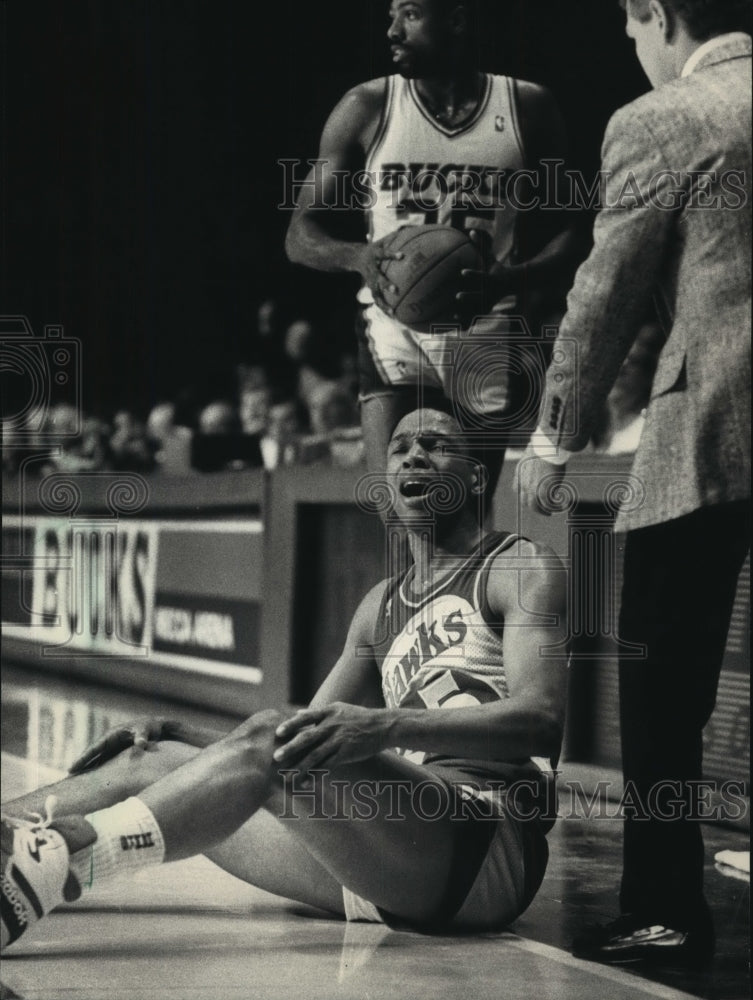 1988 Press Photo Paul Pressey &amp; Bucks put down Glenn Rivers &amp; Hawks in Playoffs- Historic Images