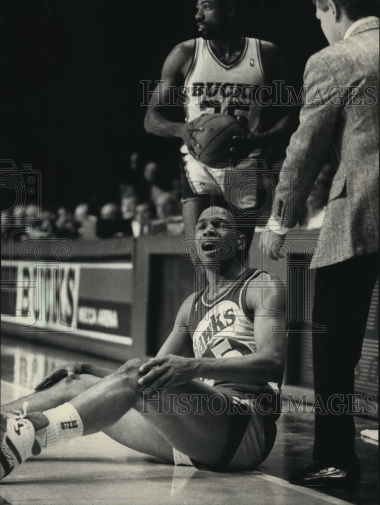 1988 Press Photo Paul Pressey & Bucks put down Glenn Rivers & Hawks in Playoffs- Historic Images