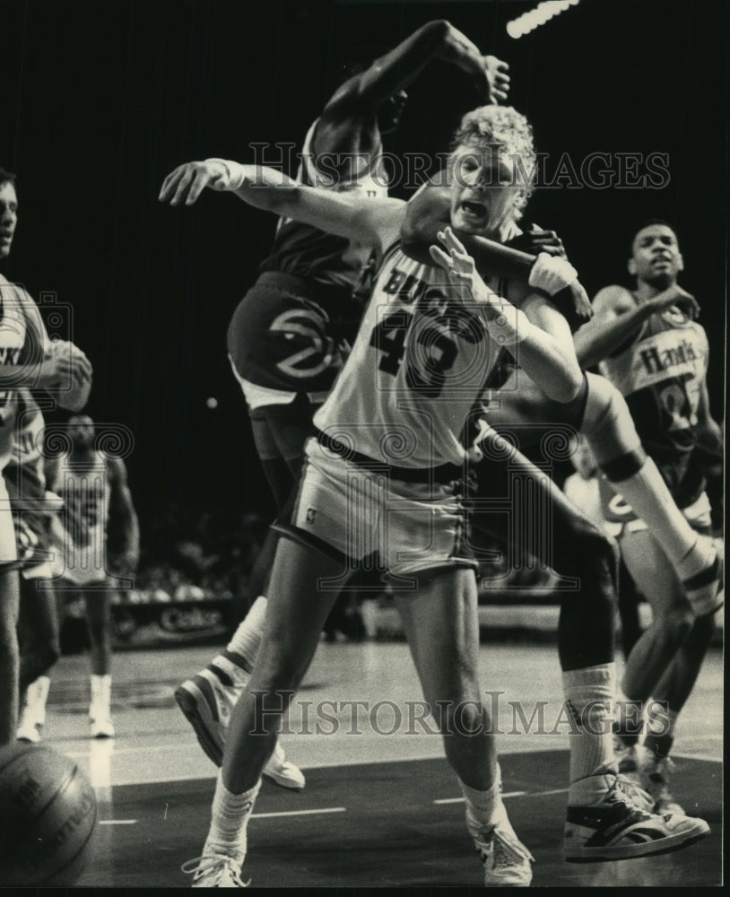 1988 Press Photo Tree Rollins puts a head lock on Bucks Jack Sikma for a foul.- Historic Images