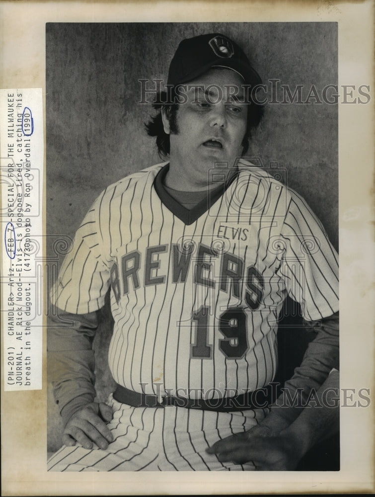 1990 Press Photo Rick Wood of Brewers catching his breath fantasy camp Arizona.- Historic Images