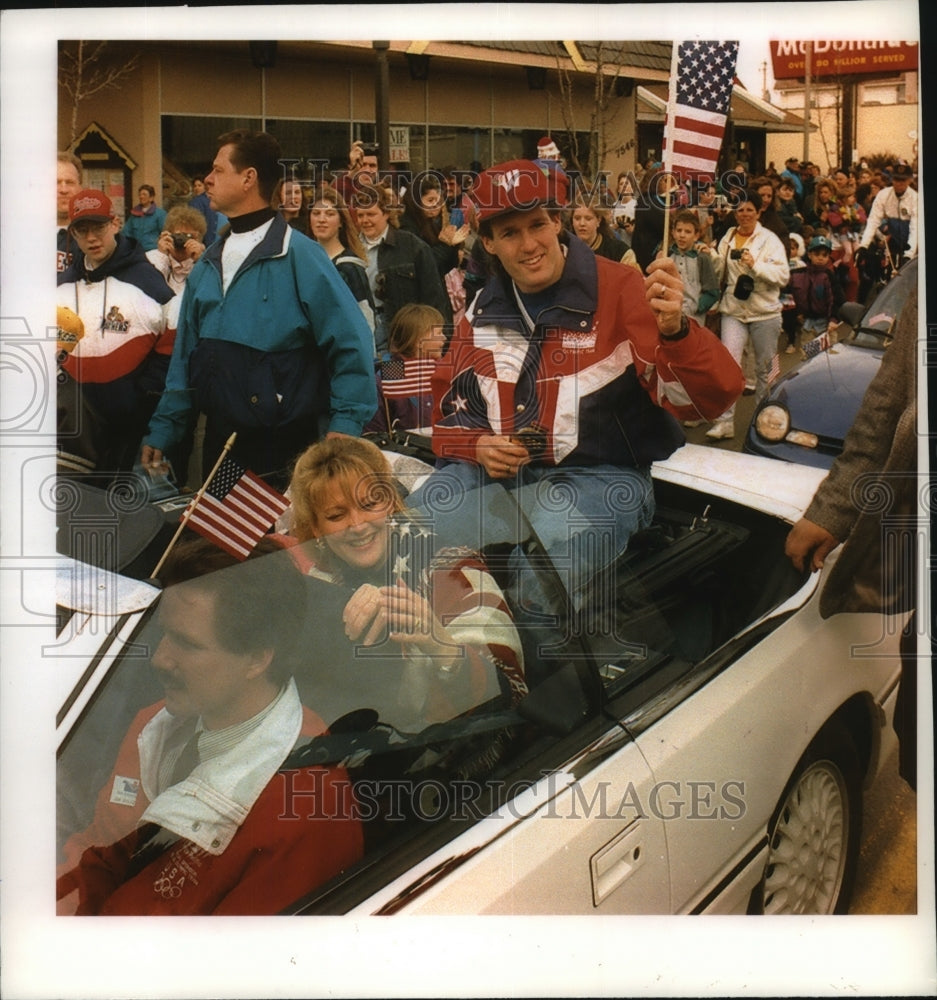 1994 Press Photo Olympic gold medalist Dan Jansen waves to fans in West Allis.- Historic Images