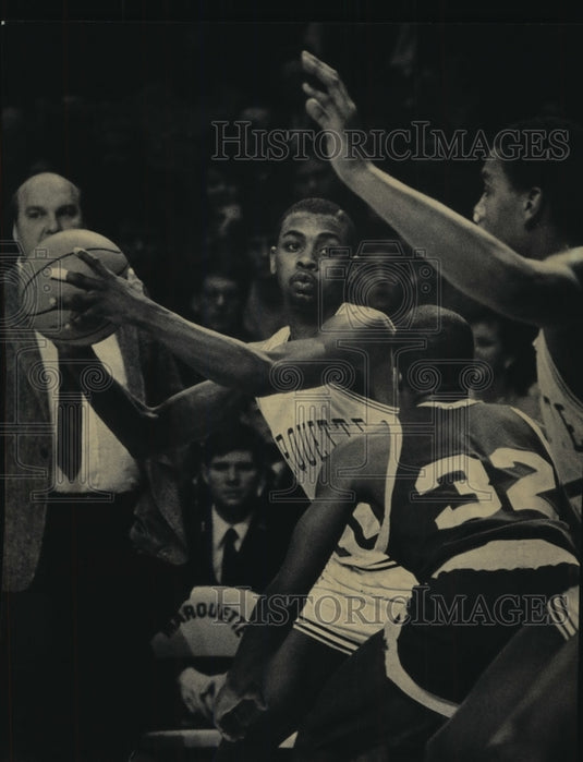 1985 Press Photo Marquette's Kevin Johnson and Creighton's Reggie Morris- Historic Images