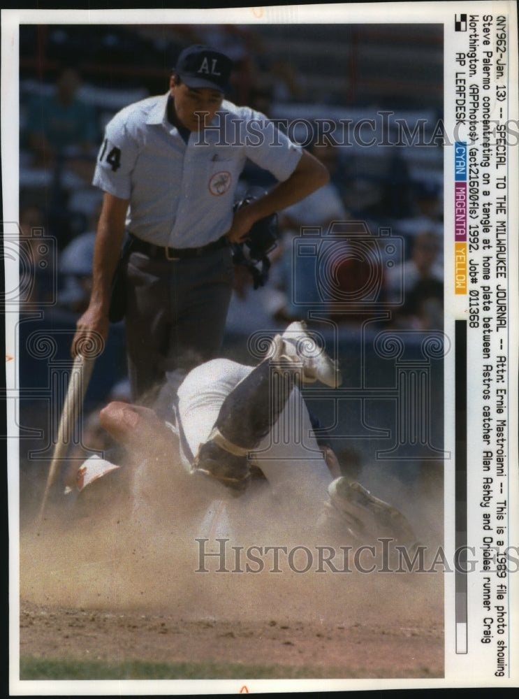1989 Press Photo Umpire Steve Palermo watches home plate struggle - mjt11842- Historic Images