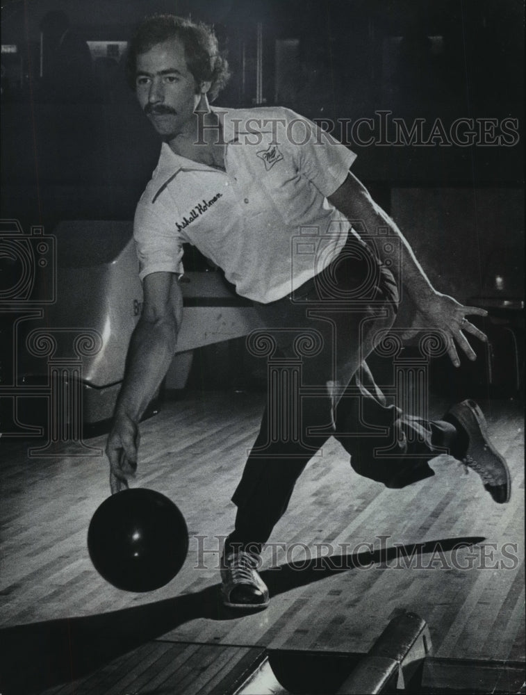 1979 Press Photo Flamboyant bowler Marshall Holman releasing ball at Red Carpet.- Historic Images