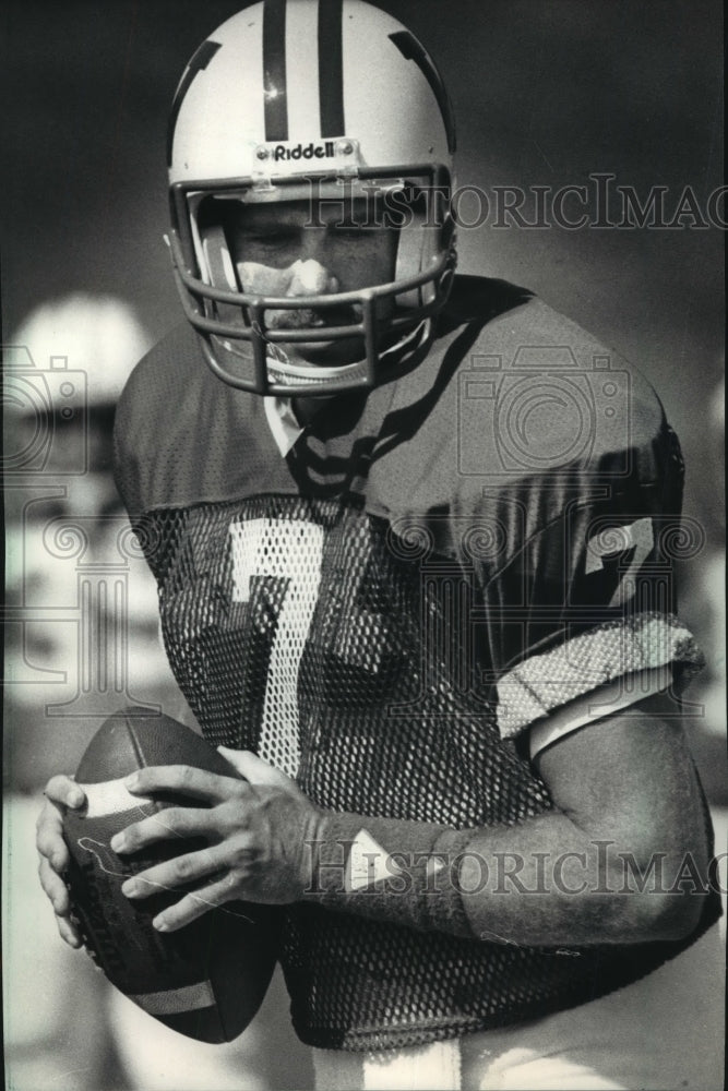 1986 Press Photo Football-Mike Howard, University of Wisconsin quarterback- Historic Images