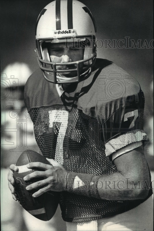 1986 Press Photo Football-Mike Howard, University of Wisconsin quarterback- Historic Images
