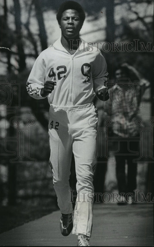 1976 Press Photo Football's Lawrence Johnson jogging to loosen up - mjt11931- Historic Images