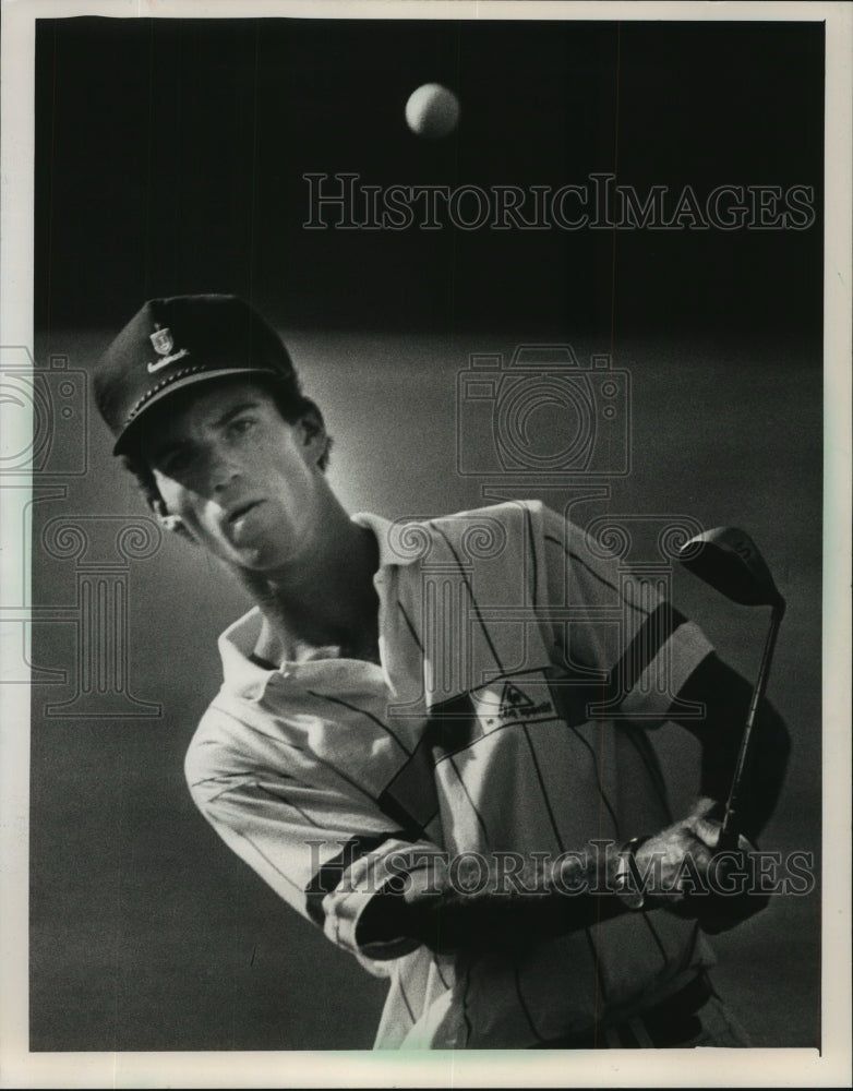1988 Press Photo Skip Kendall fires a shot at the State Open Golf Championship- Historic Images