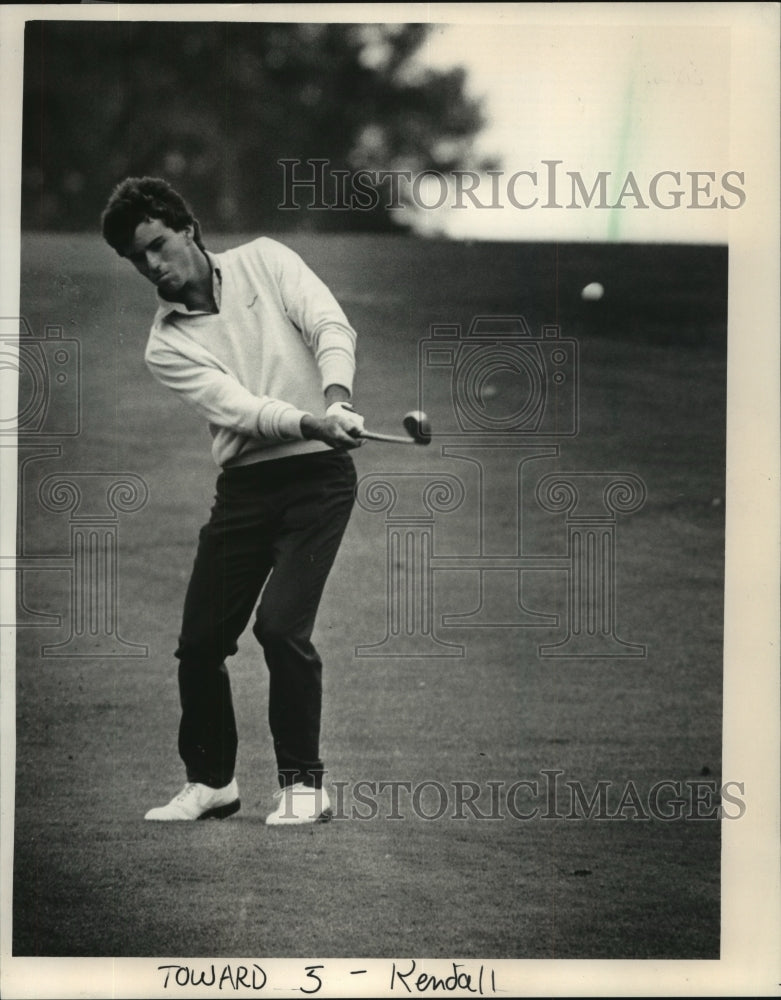 1986 Press Photo Wisconsin's Skip Kendall hits pitch shot for state title-Golf- Historic Images