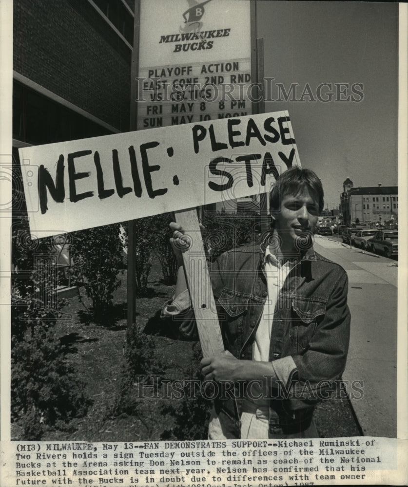 1987 Press Photo Milwaukee-Fan Michael Ruminski holds sign for Bucks coach stay- Historic Images